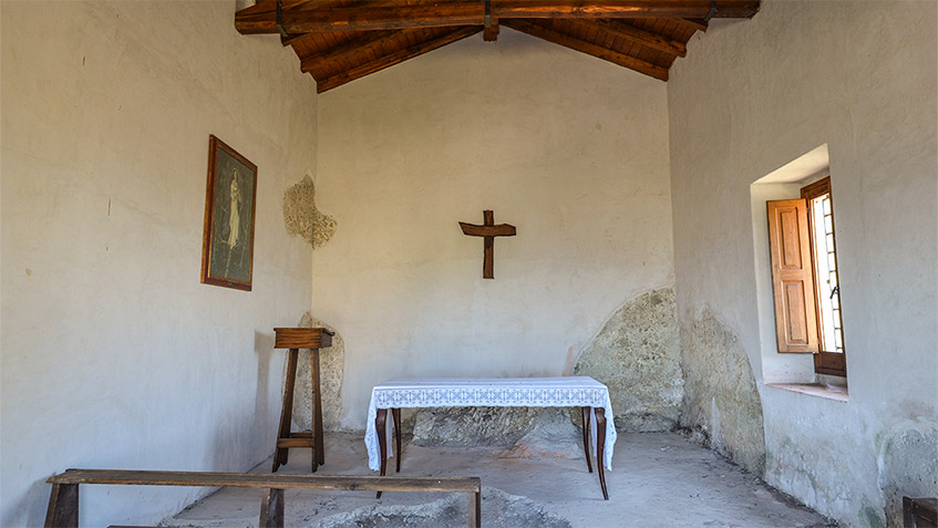 interno chiesa di santa croce fuori le mura